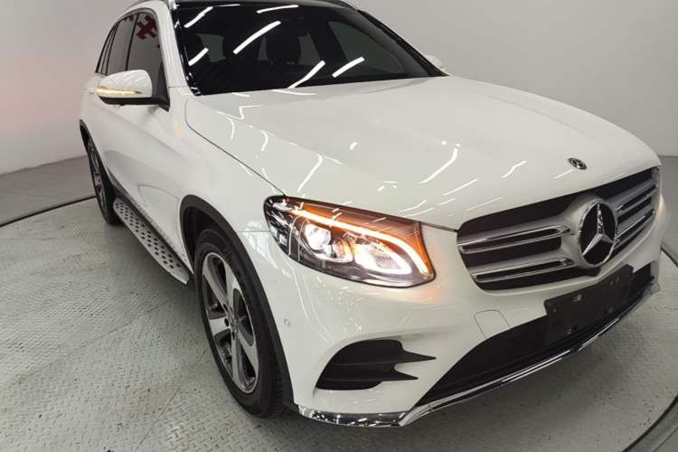 Used Mercedes-Benz GLC 2017 GLC 260 4MATIC Luxury Model Front Right 45 Deg