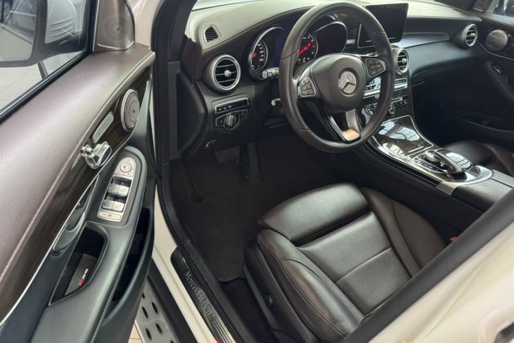 Used Mercedes-Benz GLC 2017 GLC 260 4MATIC Luxury Model Interior 1