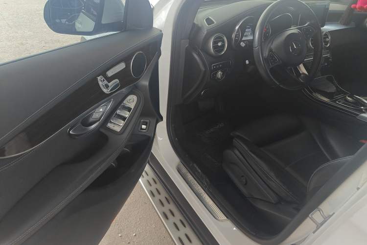Used Mercedes-Benz GLC 2017 GLC 260 4MATIC Luxury Model Interior 1