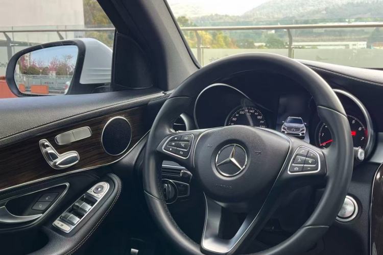Used Mercedes-Benz GLC 2017 GLC 260 4MATIC Luxury Model Interior 1