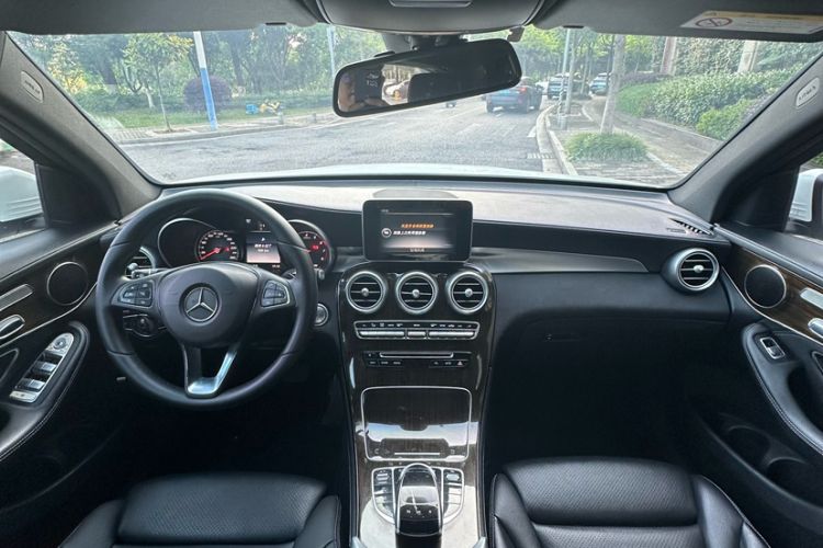 Used Mercedes-Benz GLC 2017 GLC 260 4MATIC Dynamic Edition Interior 1