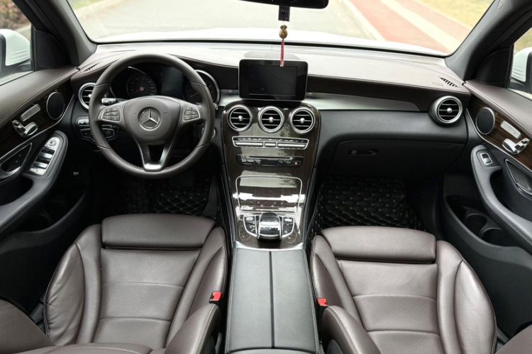 Used Mercedes-Benz GLC 2017 GLC 260 4MATIC Luxury Model Interior 1