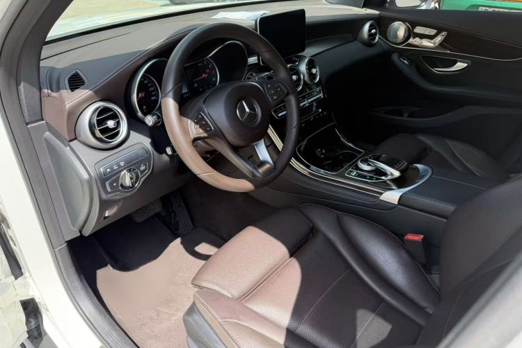 Used Mercedes-Benz GLC 2017 GLC 260 4MATIC Luxury Model Interior 1