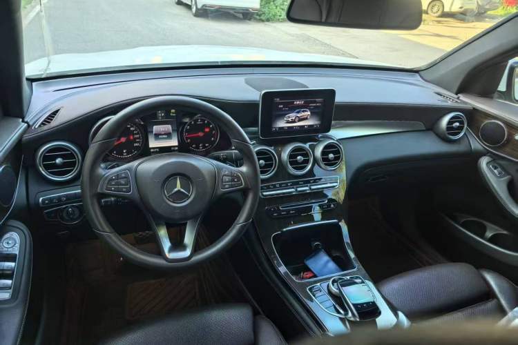 Used Mercedes-Benz GLC 2017 GLC 260 4MATIC Luxury Model Interior 1