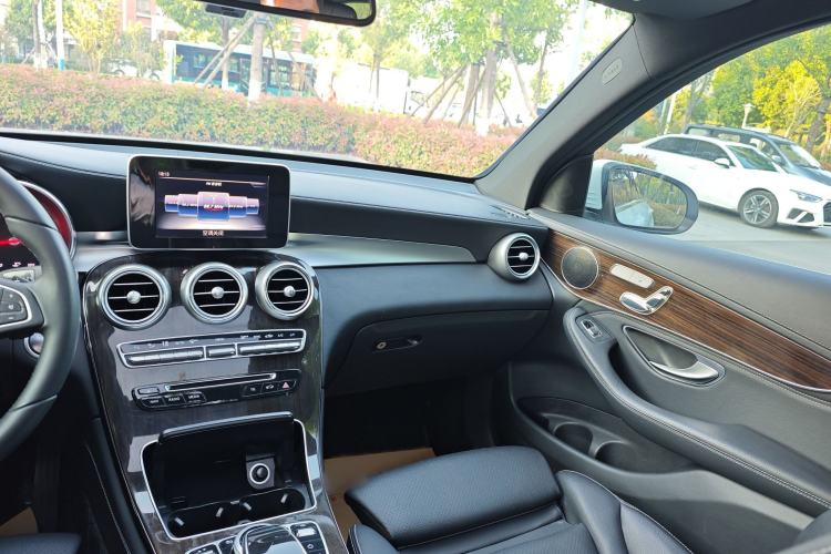 Used Mercedes-Benz GLC 2017 GLC 260 4MATIC Luxury Model Interior 10