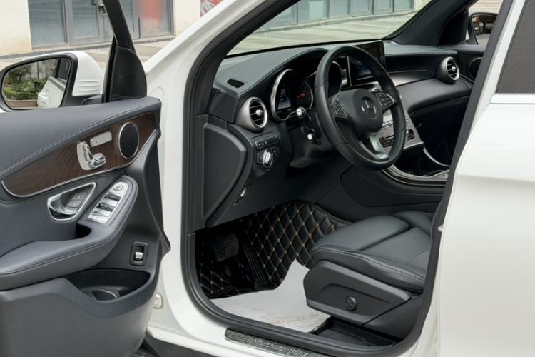 Used Mercedes-Benz GLC 2017 GLC 300 4MATIC Sport Edition Interior 2