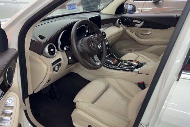 Used Mercedes-Benz GLC 2017 GLC 260 4MATIC Luxury Model Interior 2