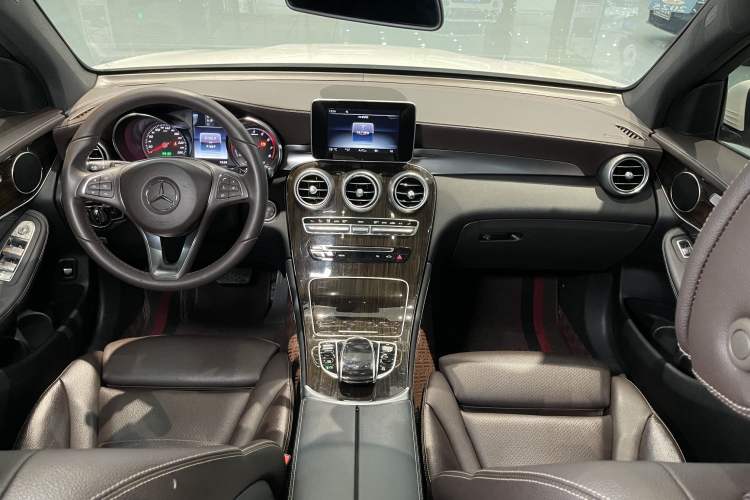 Used Mercedes-Benz GLC 2017 GLC 260 4MATIC Luxury Model Interior 2