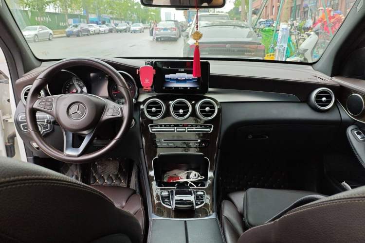 Used Mercedes-Benz GLC 2017 GLC 260 4MATIC Luxury Model Interior 2