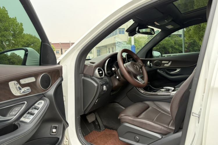 Used Mercedes-Benz GLC 2017 GLC 300 4MATIC Sport Edition Interior 2