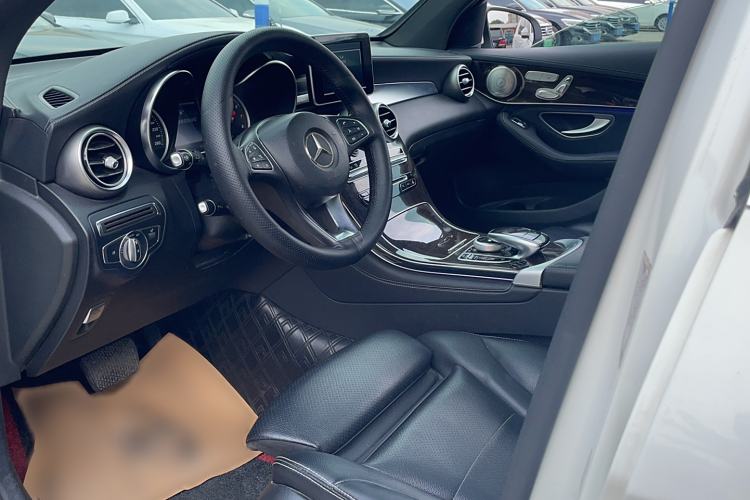 Used Mercedes-Benz GLC 2017 GLC 260 4MATIC Dynamic Edition Interior 2