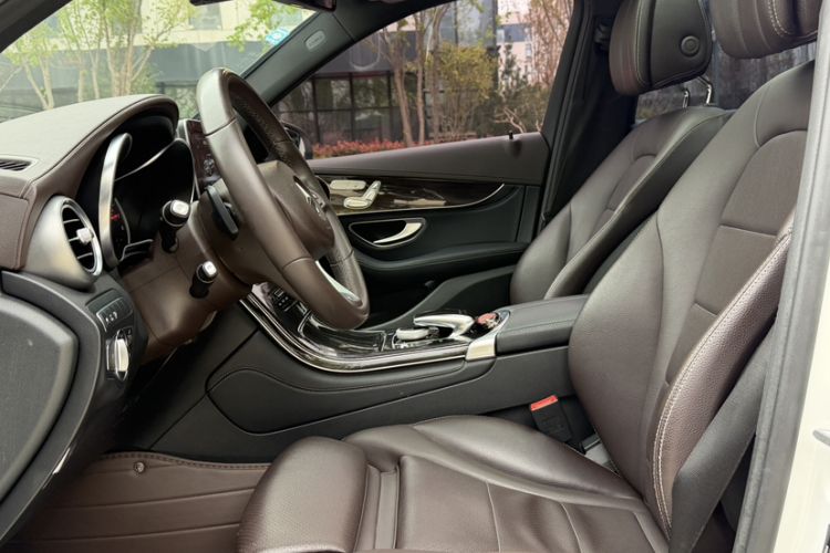 Used Mercedes-Benz GLC 2017 GLC 260 4MATIC Luxury Model Interior 2