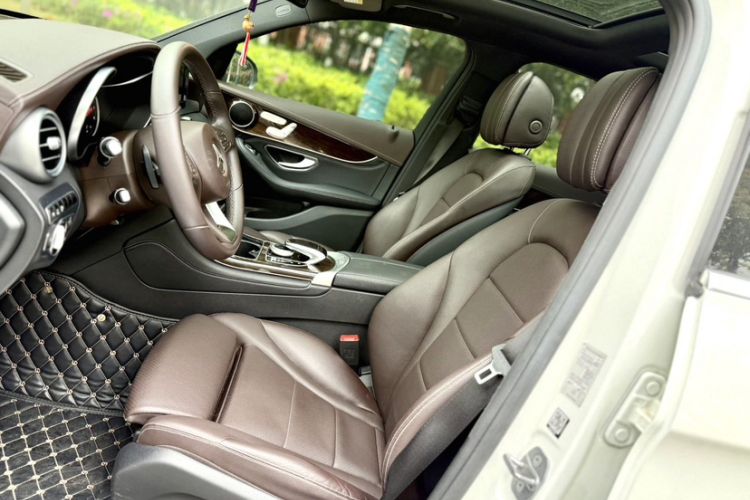 Used Mercedes-Benz GLC 2017 GLC 260 4MATIC Luxury Model Interior 2