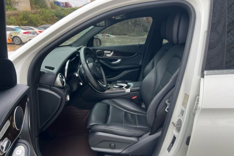 Used Mercedes-Benz GLC 2017 GLC 260 4MATIC Dynamic Edition Interior 2