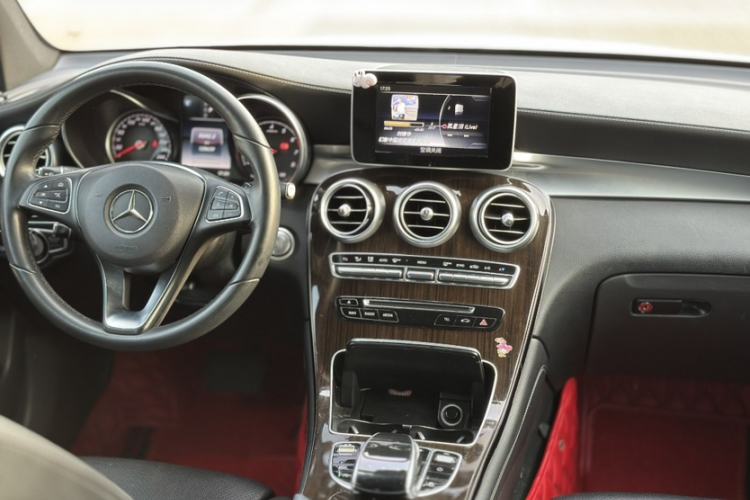 Used Mercedes-Benz GLC 2017 GLC 260 4MATIC Luxury Model Interior 2