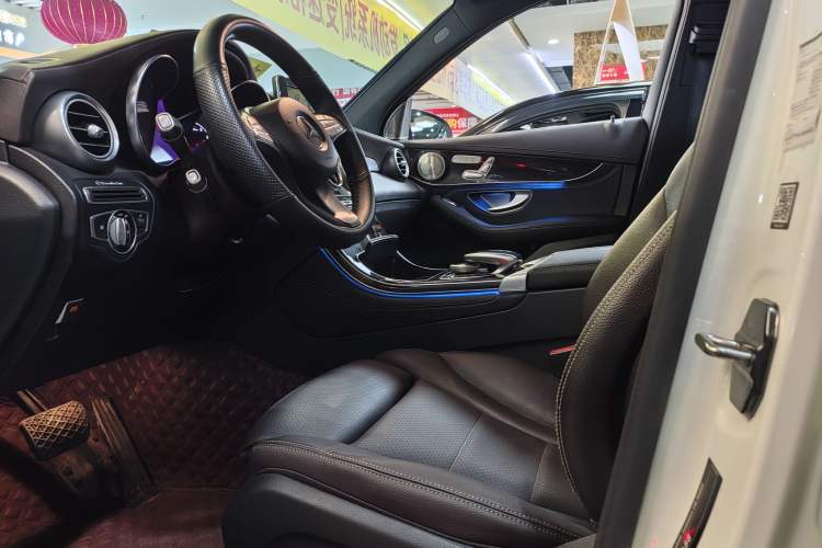 Used Mercedes-Benz GLC 2017 GLC 260 4MATIC Dynamic Edition Interior 2