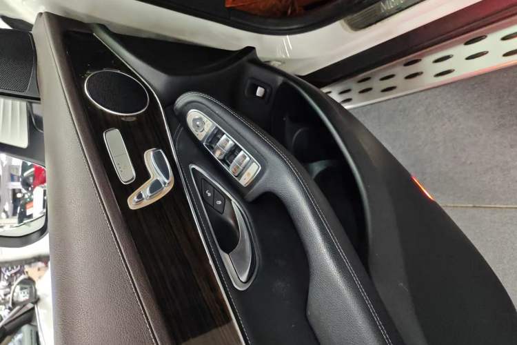 Used Mercedes-Benz GLC 2017 GLC 260 4MATIC Luxury Model Interior 2