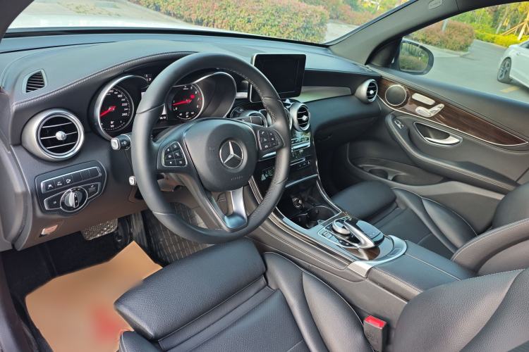 Used Mercedes-Benz GLC 2017 GLC 260 4MATIC Luxury Model Interior 2