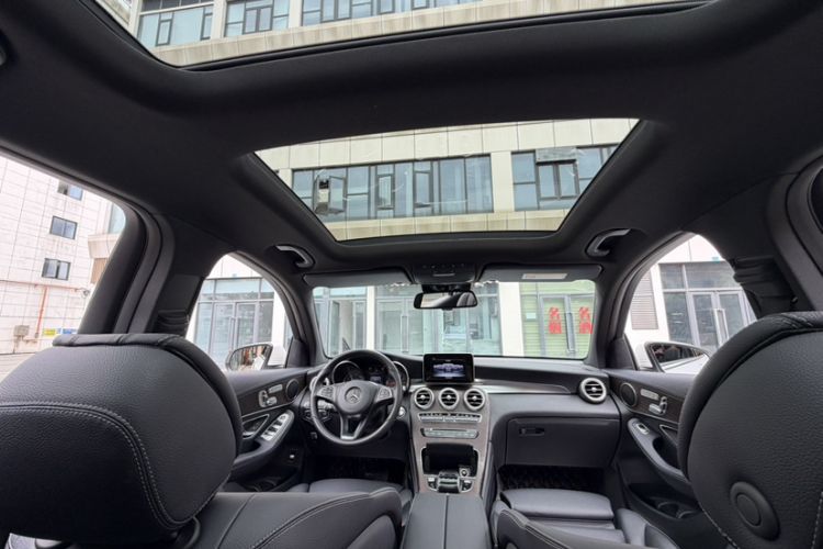 Used Mercedes-Benz GLC 2017 GLC 300 4MATIC Sport Edition Interior 3