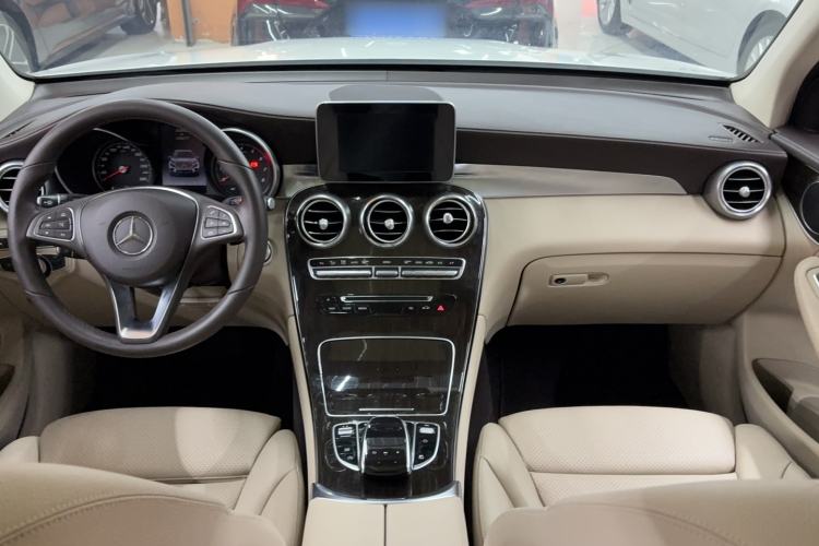 Used Mercedes-Benz GLC 2017 GLC 260 4MATIC Luxury Model Interior 3