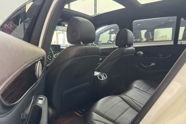 Used Mercedes-Benz GLC 2017 GLC 260 4MATIC Luxury Model Interior 3