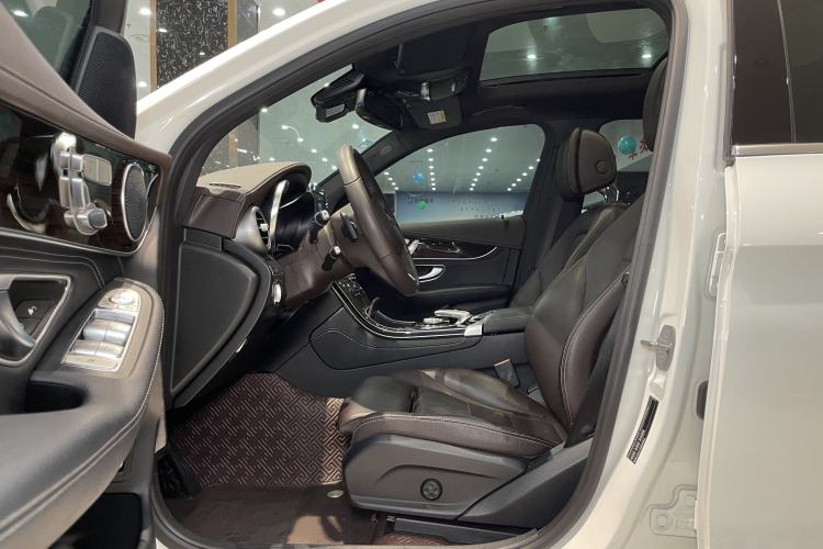 Used Mercedes-Benz GLC 2017 GLC 260 4MATIC Luxury Model Interior 3
