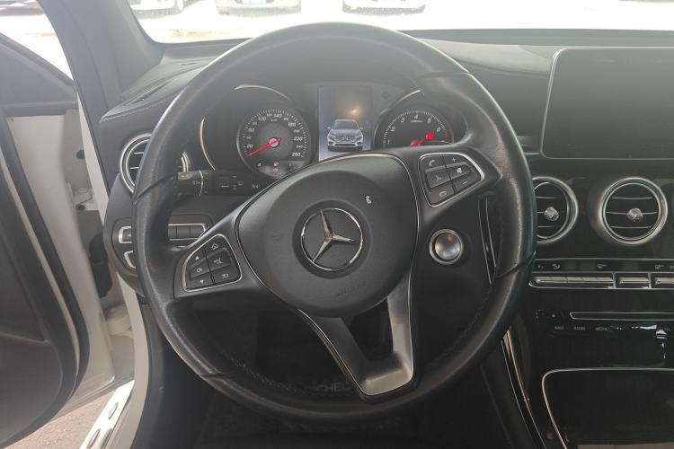 Used Mercedes-Benz GLC 2017 GLC 260 4MATIC Luxury Model Interior 3