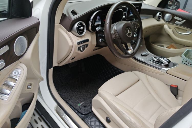Used Mercedes-Benz GLC 2017 GLC 300 4MATIC Sport Edition Interior 3