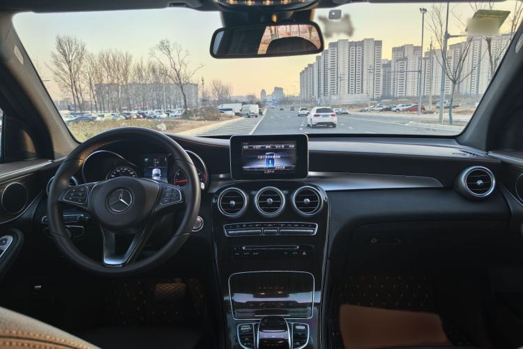 Used Mercedes-Benz GLC 2017 GLC 260 4MATIC Luxury Model Interior 3
