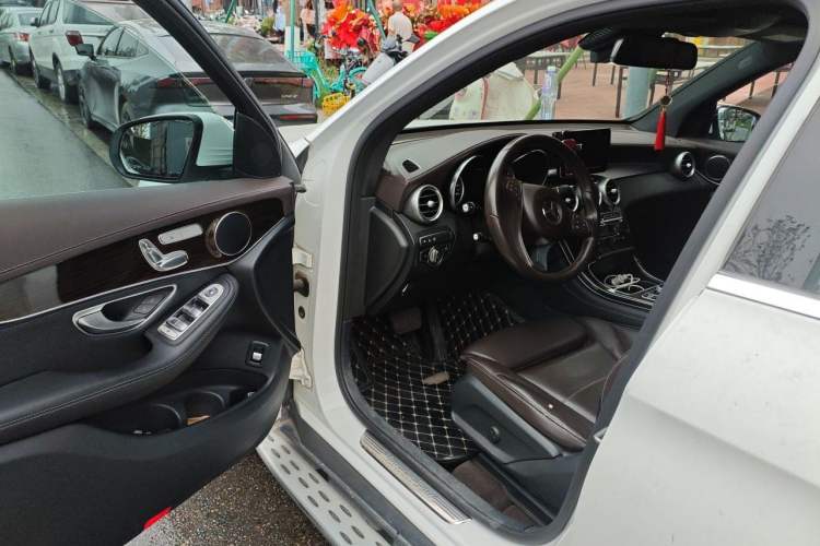 Used Mercedes-Benz GLC 2017 GLC 260 4MATIC Luxury Model Interior 3