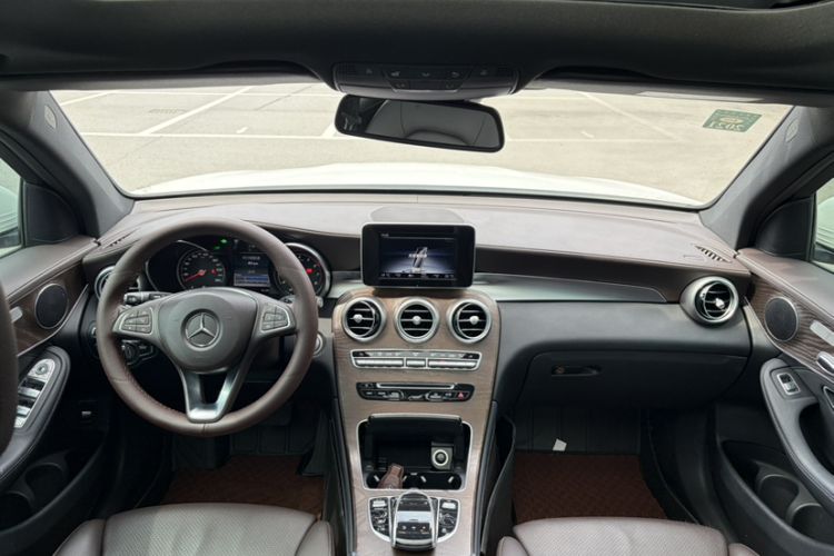 Used Mercedes-Benz GLC 2017 GLC 300 4MATIC Sport Edition Interior 3