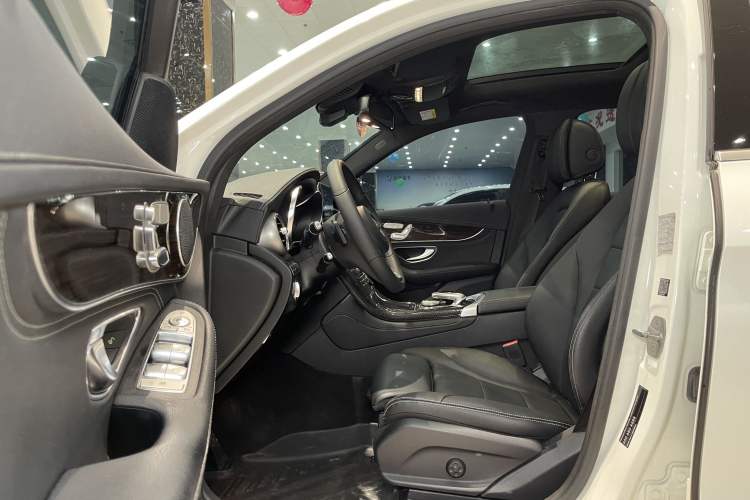 Used Mercedes-Benz GLC 2017 GLC 260 4MATIC Luxury Model Interior 3