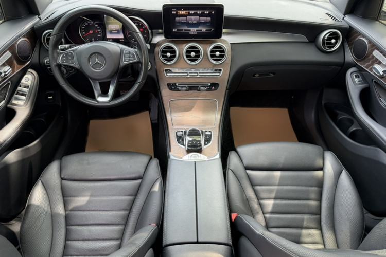 Used Mercedes-Benz GLC 2017 GLC 300 4MATIC Luxury Model Interior 3