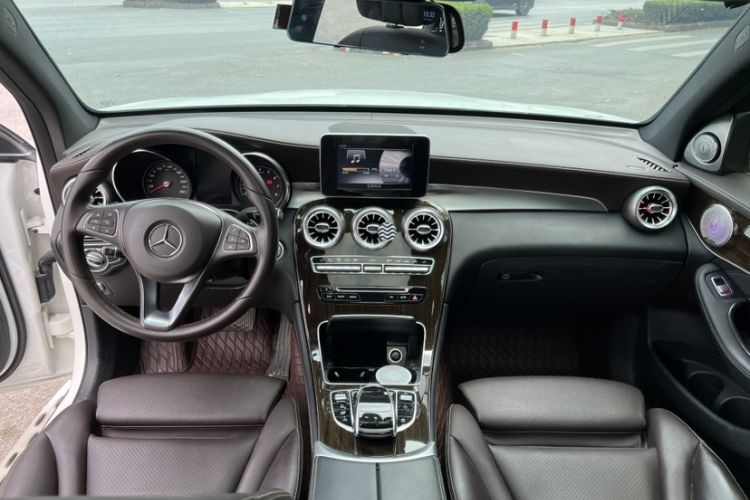 Used Mercedes-Benz GLC 2017 GLC 260 4MATIC Dynamic Edition Interior 3