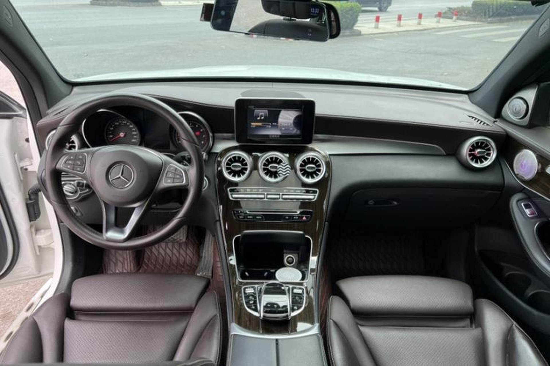 Used Mercedes-Benz GLC 2017 GLC 260 4MATIC Dynamic Edition Interior 3