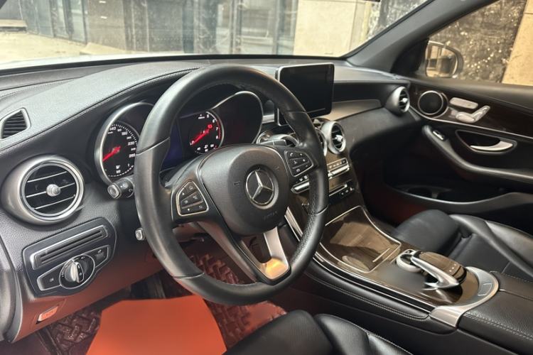 Used Mercedes-Benz GLC 2017 GLC 260 4MATIC Dynamic Edition Interior 3