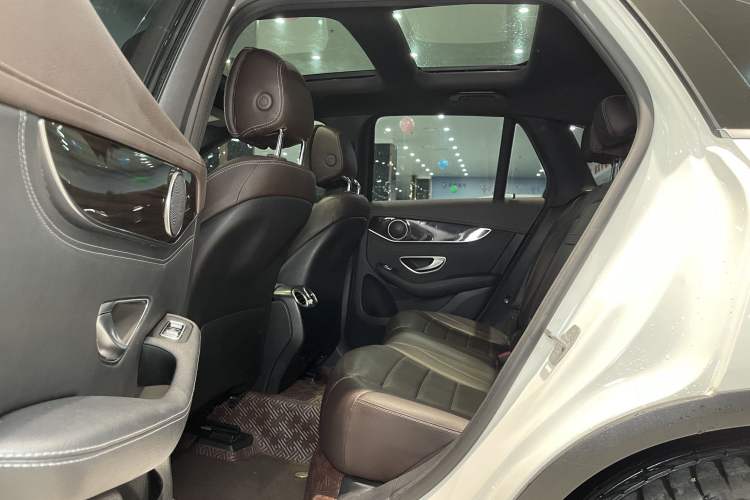 Used Mercedes-Benz GLC 2017 GLC 260 4MATIC Luxury Model Interior 4