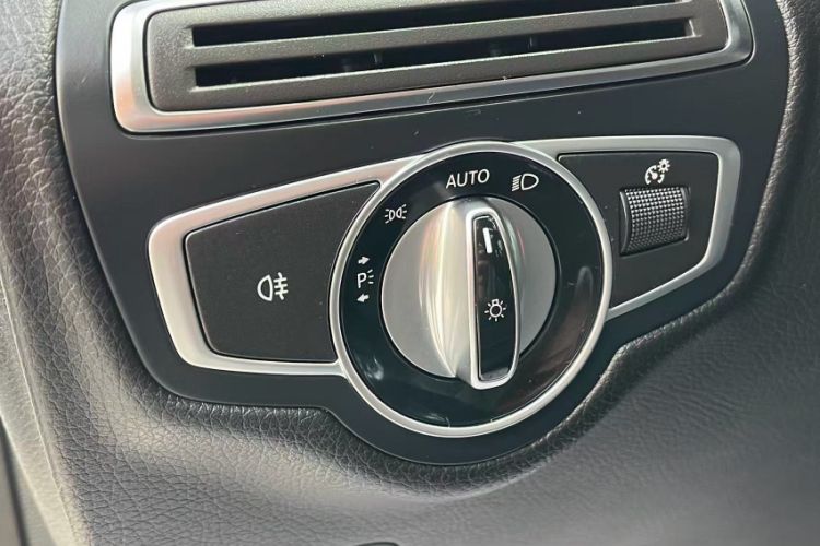 Used Mercedes-Benz GLC 2017 GLC 260 4MATIC Luxury Model Interior 4