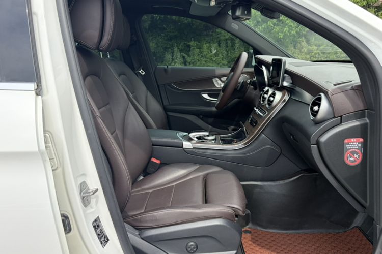 Used Mercedes-Benz GLC 2017 GLC 300 4MATIC Sport Edition Interior 4