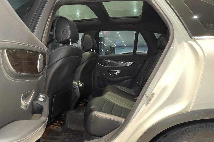 Used Mercedes-Benz GLC 2017 GLC 260 4MATIC Luxury Model Interior 4