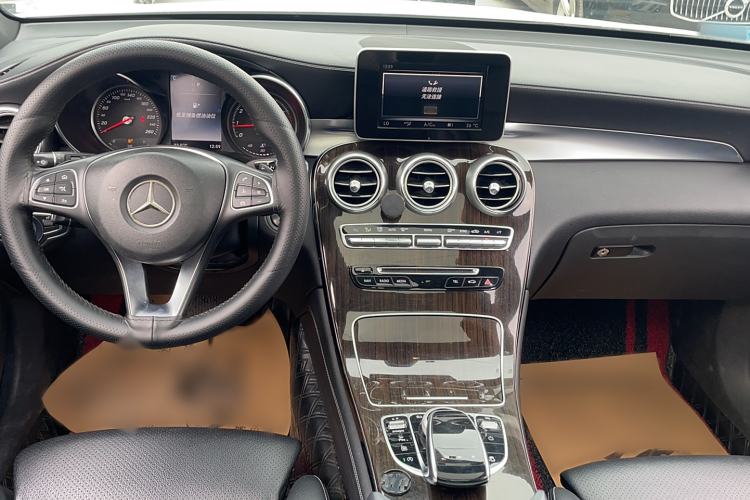 Used Mercedes-Benz GLC 2017 GLC 260 4MATIC Dynamic Edition Interior 4