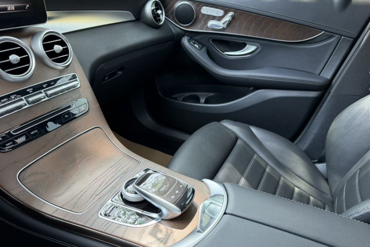 Used Mercedes-Benz GLC 2017 GLC 300 4MATIC Luxury Model Interior 4