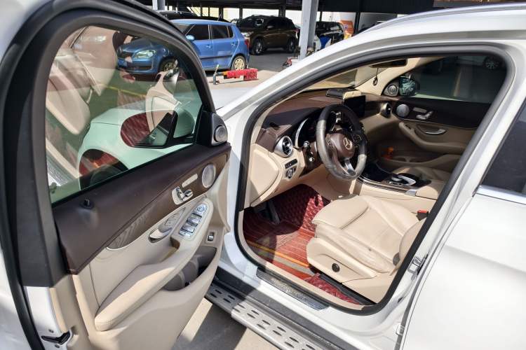 Used Mercedes-Benz GLC 2017 GLC 300 4MATIC Sport Edition Interior 4
