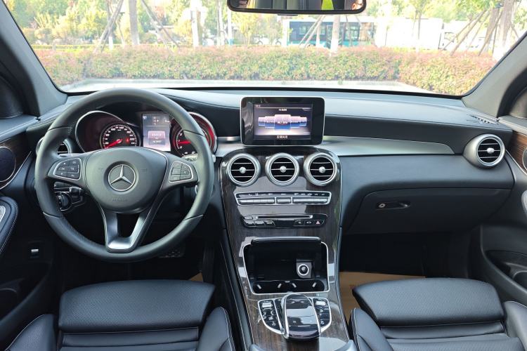 Used Mercedes-Benz GLC 2017 GLC 260 4MATIC Luxury Model Interior 4
