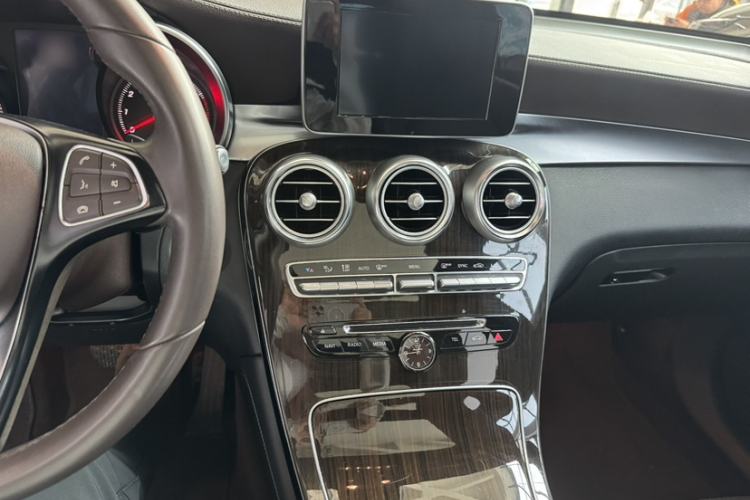 Used Mercedes-Benz GLC 2017 GLC 260 4MATIC Luxury Model Interior 5
