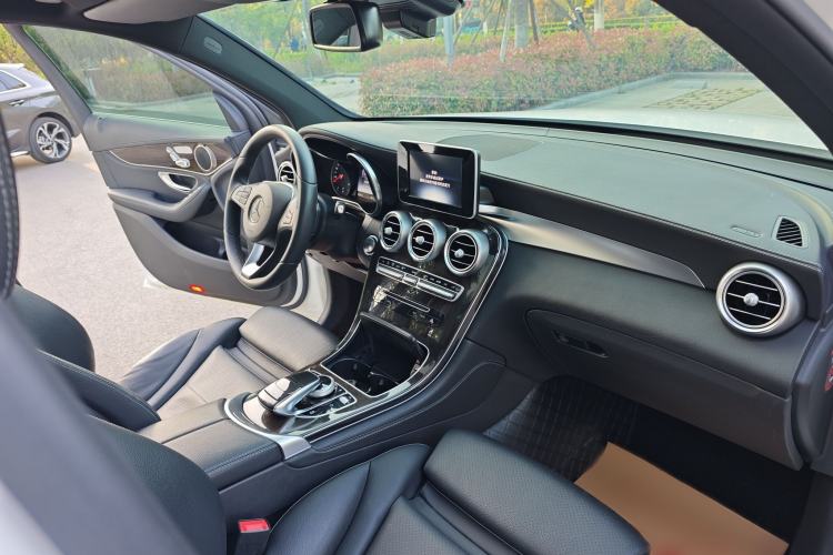 Used Mercedes-Benz GLC 2017 GLC 260 4MATIC Luxury Model Interior 5