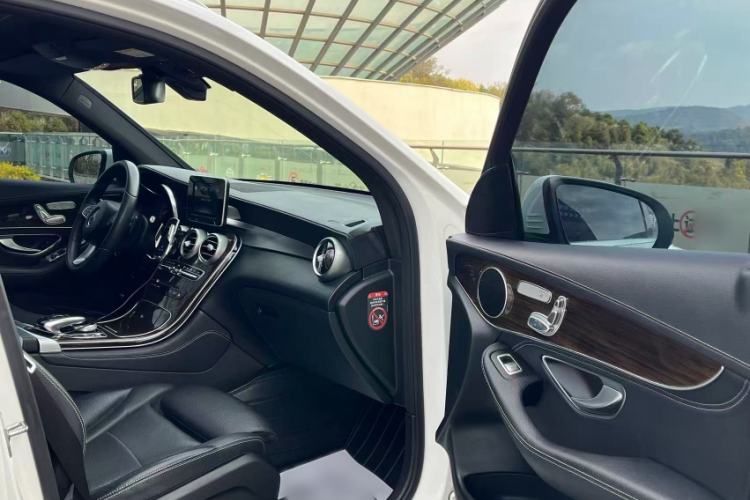 Used Mercedes-Benz GLC 2017 GLC 260 4MATIC Luxury Model Interior 6