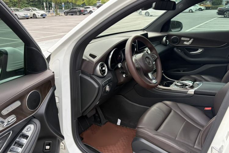 Used Mercedes-Benz GLC 2017 GLC 300 4MATIC Sport Edition Interior 6