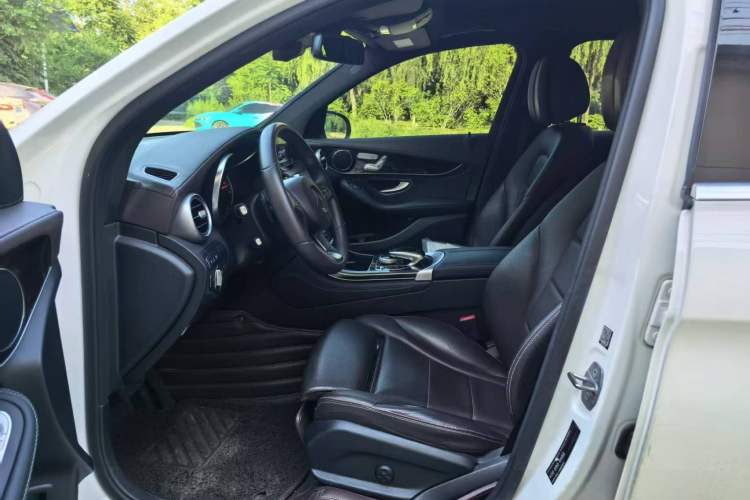 Used Mercedes-Benz GLC 2017 GLC 260 4MATIC Luxury Model Interior 6