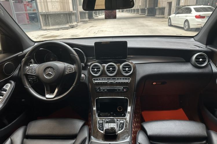 Used Mercedes-Benz GLC 2017 GLC 260 4MATIC Dynamic Edition Interior 6